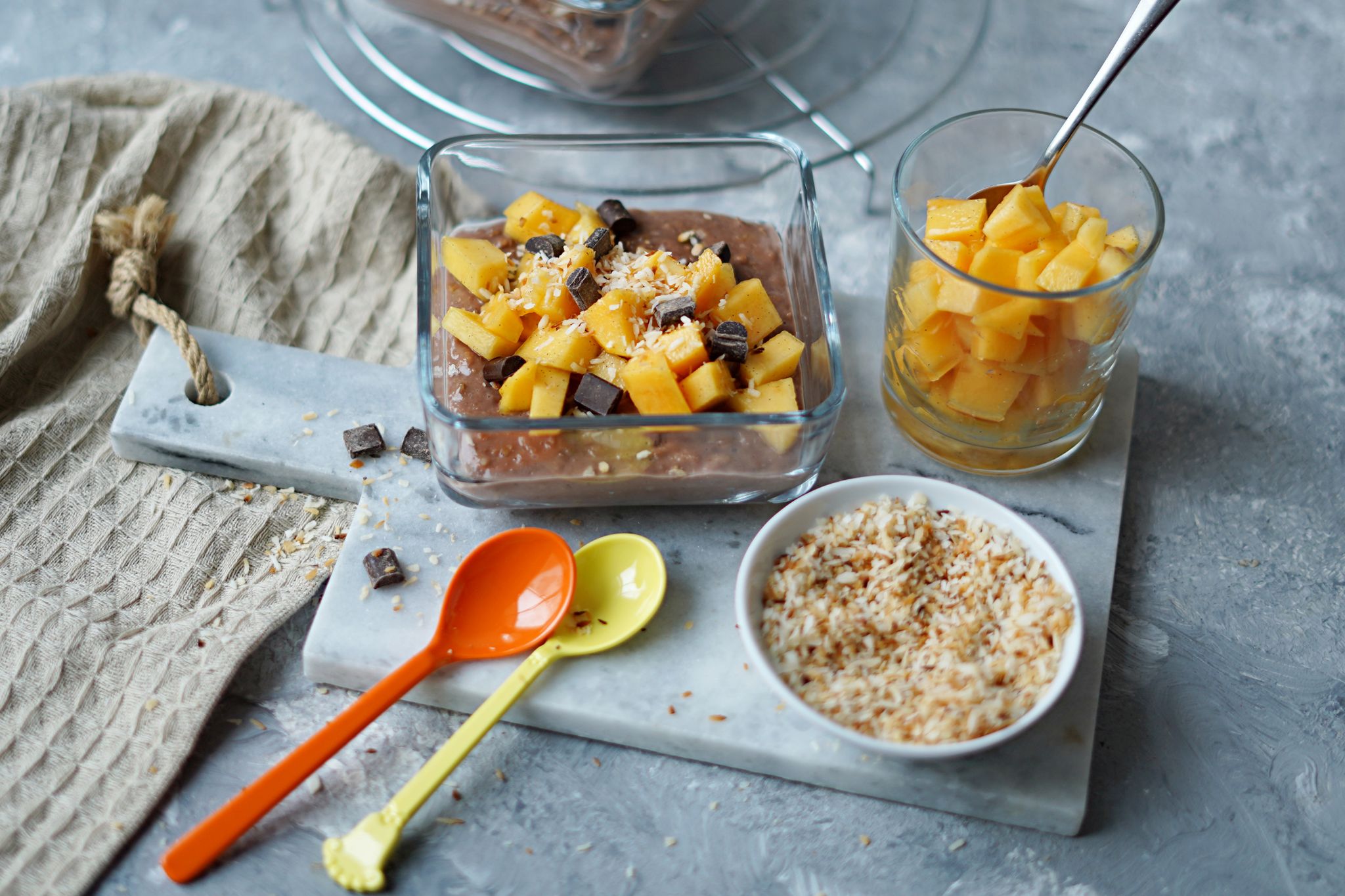 Cremiges Träumchen: Schokoladige Pudding-Oats mit Kaki