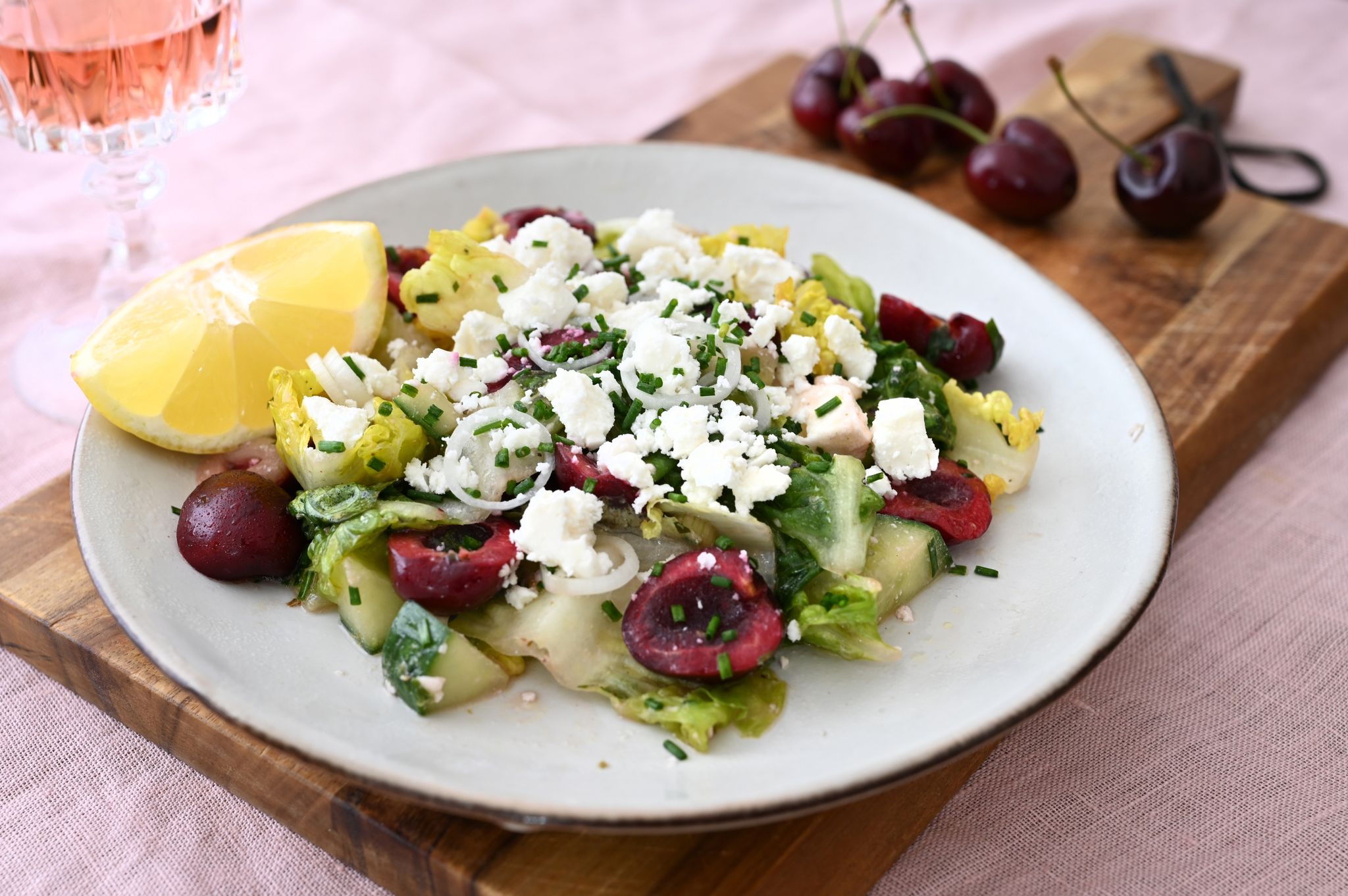 Hier ist Frucht mehr als Deko: Salat mit Kirschen und Feta