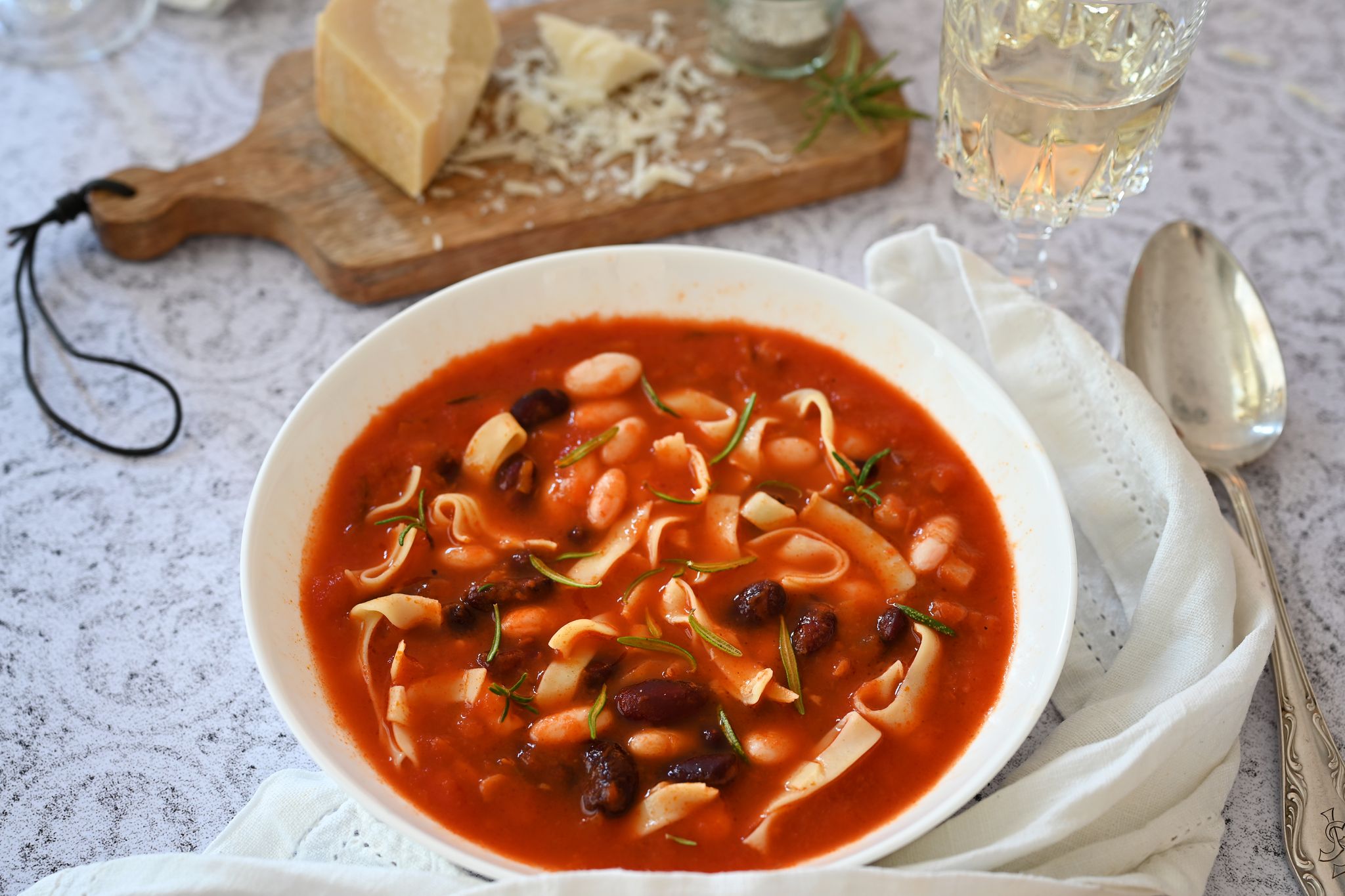 Kräftig und gehaltvoll: Tomatensuppe mit Bohnen und Pancetta