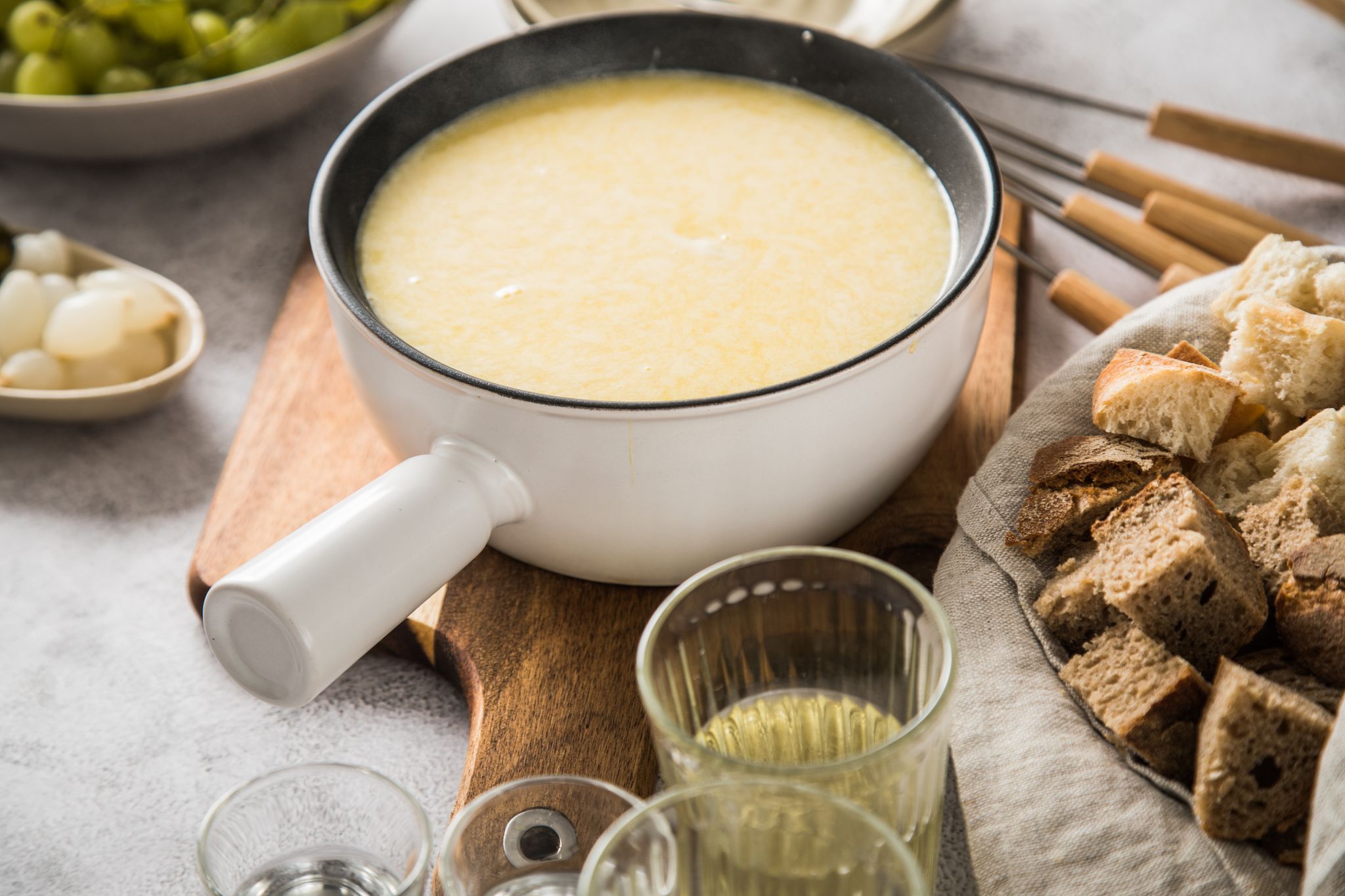 Herzhaft oder mild? Zwei Varianten für Schweizer Käsefondue