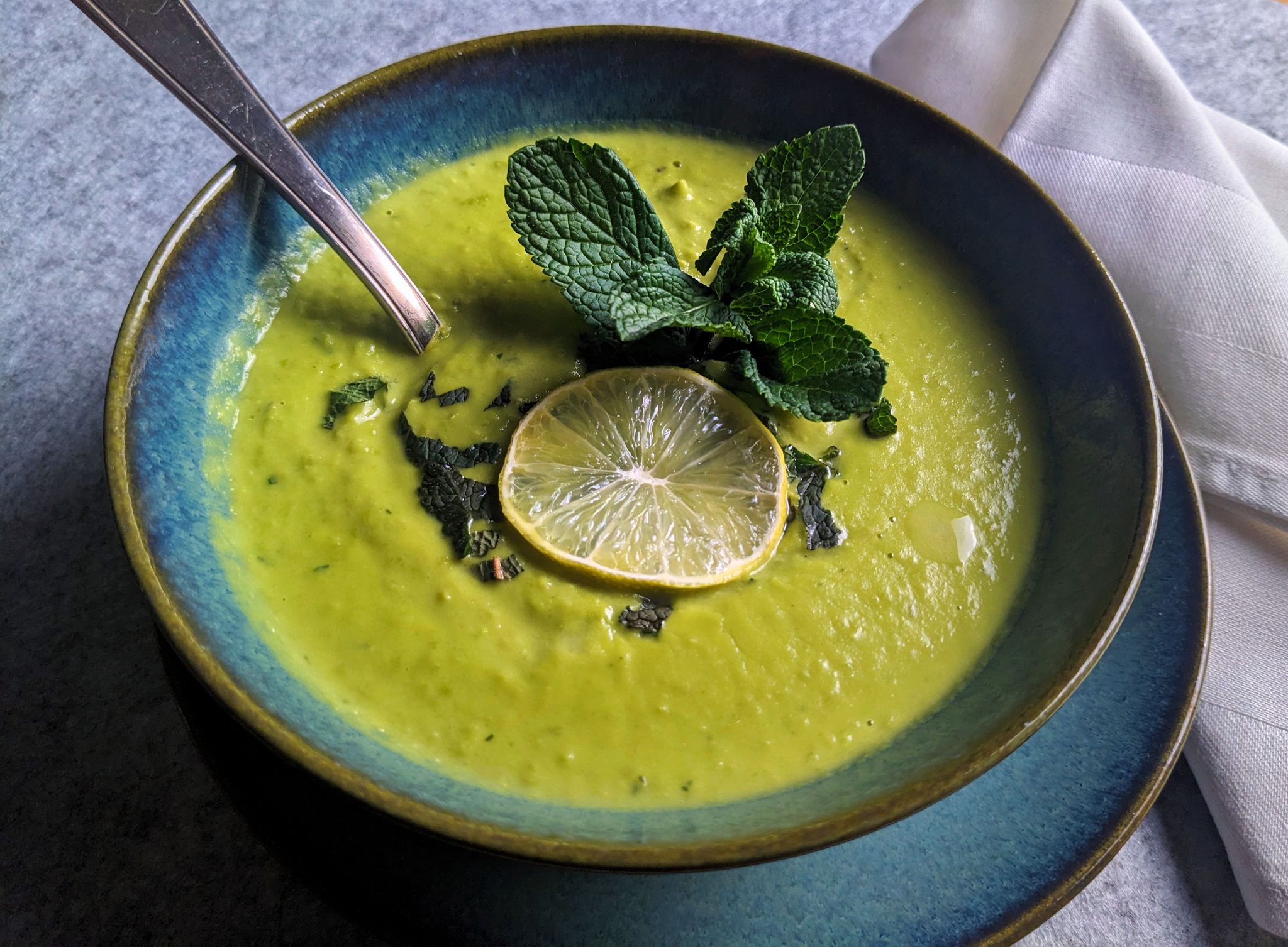 Exotischer Touch: Erbsen-Kokos-Suppe mit Minze