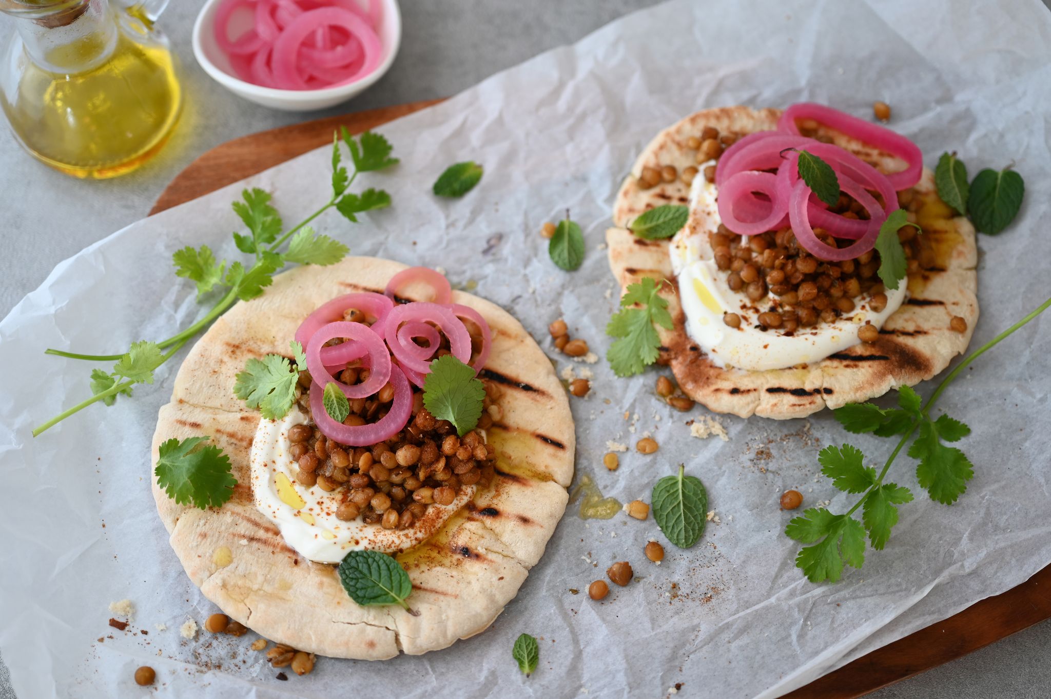 Kontrastreich: Pita mit marinierten Linsen und Zwiebeln